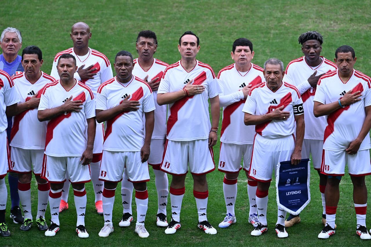 Partido de las Estrellas en el Estadio Nacional. El presidente Jose Jeri participa en el equipo peruano contra el equipo de las Leyendas de Conmebol.
Fotos: Paloma del Solar /@phto.gec