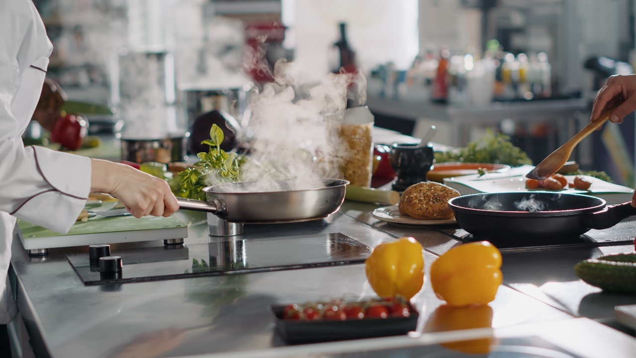 Los participantes recibirán acompañamiento, mentorías con expertos de diversos ámbitos, posibilidades de acceder a inversionistas vinculados al rubro, conferencias, entre otros.