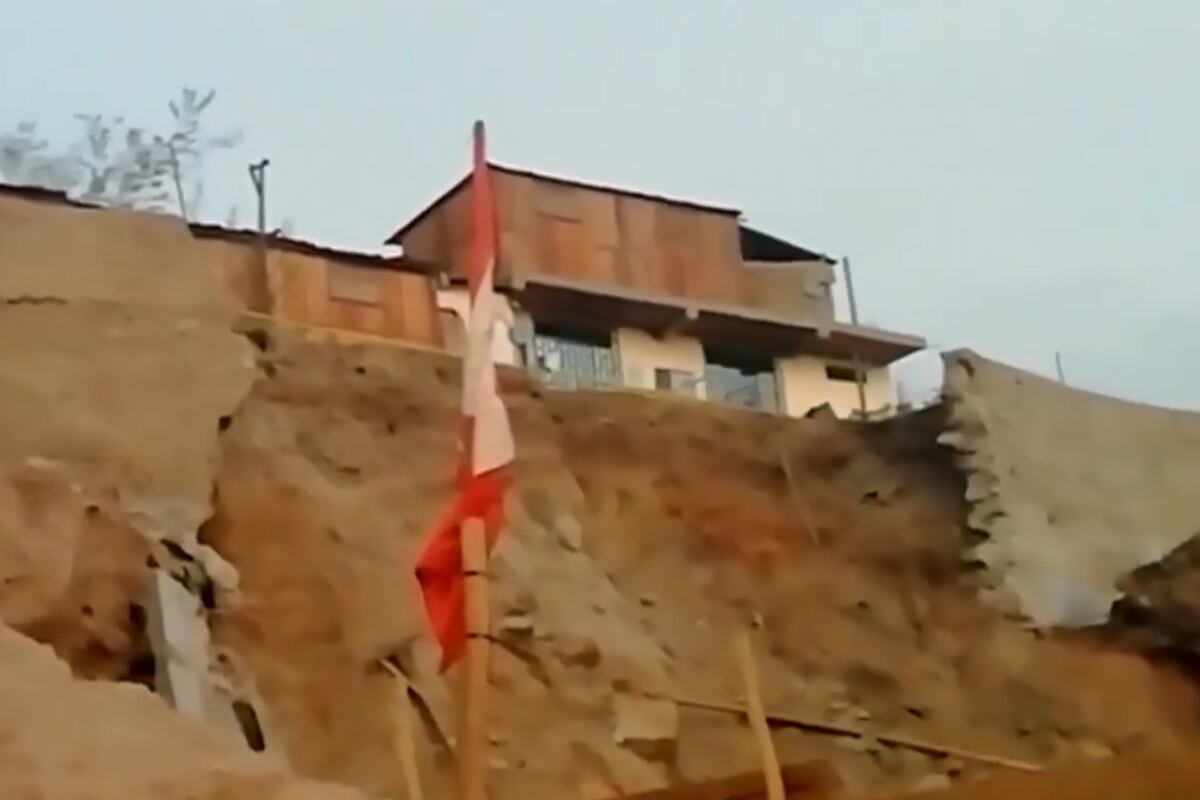 Niños se salvan de morir tras derrumbe de muro de contención en Huaycán. (Foto: Captura/América Noticias)