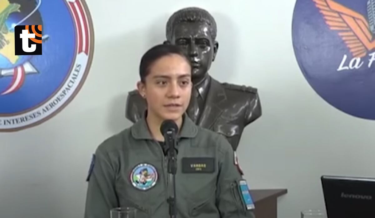 Ashley Vargas con el uniforme reglamentario, ofreciendo un testimonio sobre lo que significaba para ella formar parte de la Fuerza Aérea.