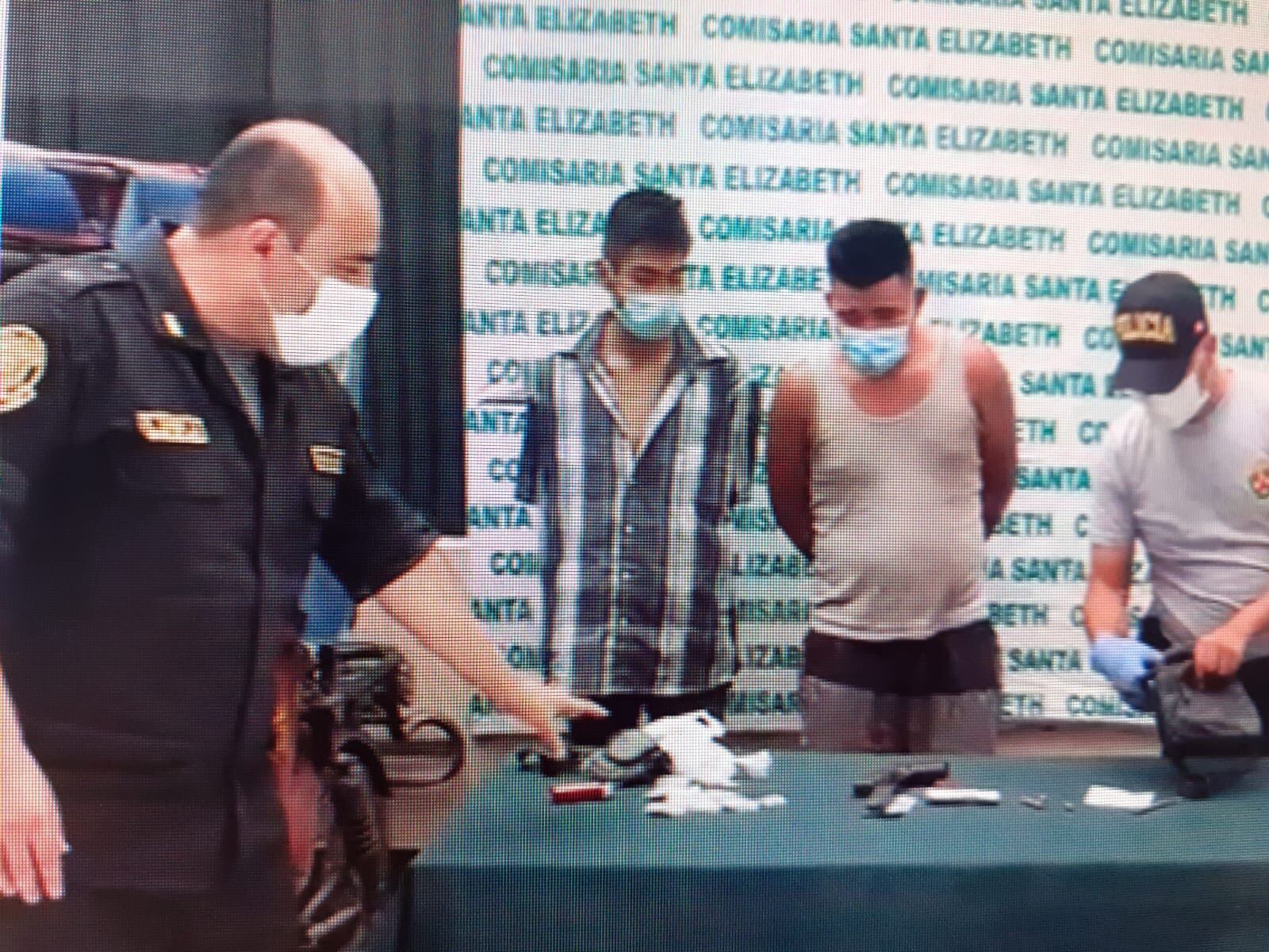 dos violentos delincuentes encañonaron en la cabeza a un niño de 11 años, que jugaba con su amiguito de 8, y le robaron su celular, en San Juan de Lurigancho. Los hampones fugaron en un mototaxi, pero a unas cuadras acabaron detenidos por varias brigadas de policías.