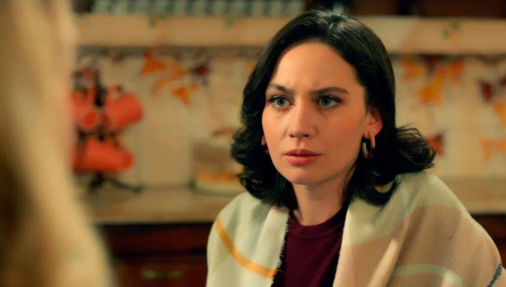 Sermin quiere que Betül se case con Çolak por interés en la telenovela "Tierra amarga" (Foto: Tims & B Productions)