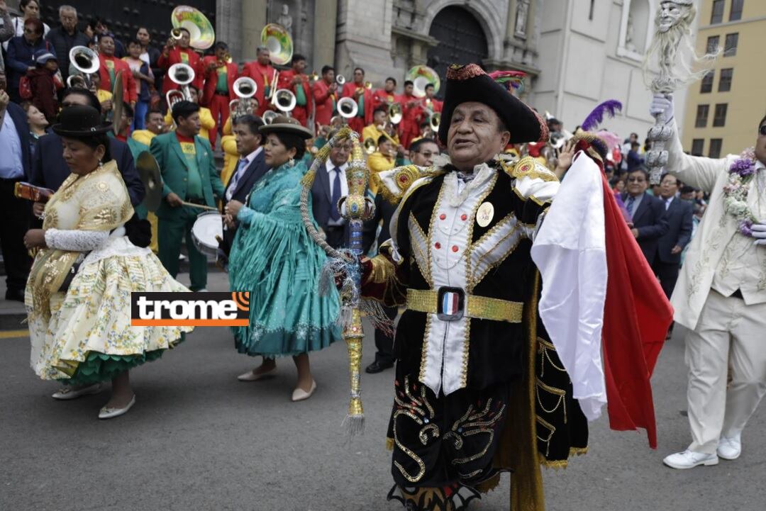 En pasacalle por el Centro Histórico de Lima celebraron 41 años del aniversario del distrito puneño de Unicachi. (Entrevista: Isabel Medina / Foto: Julio Reaño / Trome).