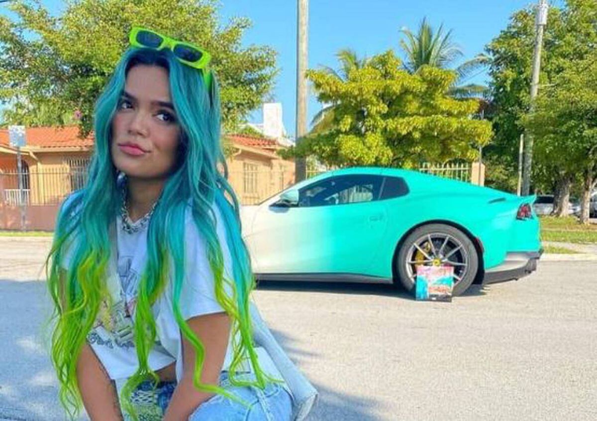 La pregunta que se hace más de un seguidor es: ¿cambiará de color el auto cuando ella cambie el color de su cabello? (Foto: Karol G / Captura de Instagram)