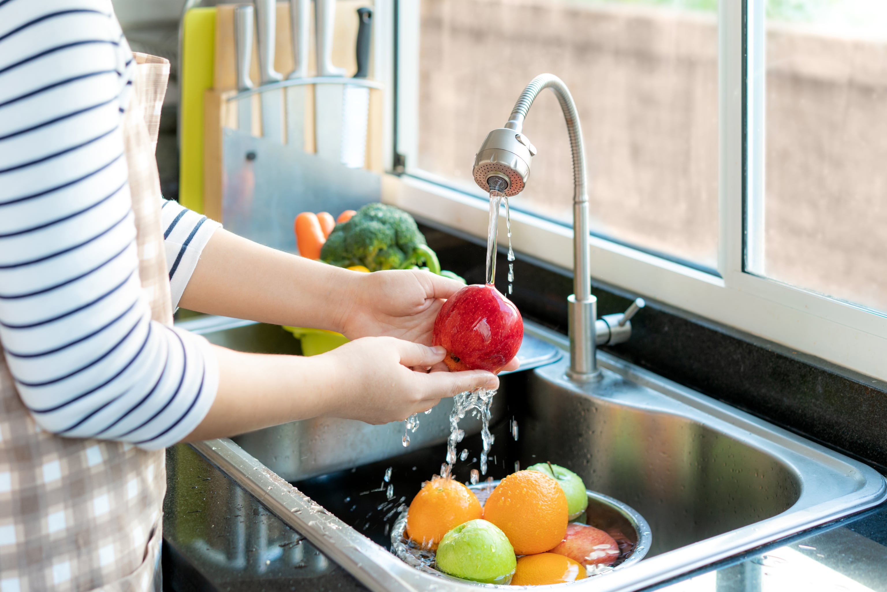 Lavar bien los alimentos antes de consumirlos ayuda a prevenir enfermedades. Foto: Istock.