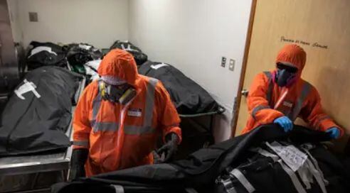 Algunos venezolanos que aun se han quedado en Perú recogen los cuerpos de las víctimas de COVID-19 en Perú. (Agencias)