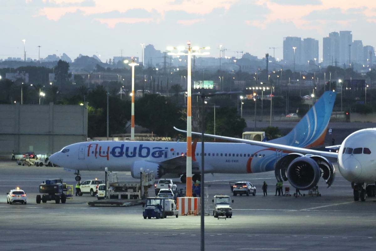 Un avión de Flydubai con pasajeros procedentes de Tabuk, Arabia Saudita, permanece en la pista tras aterrizar en el Aeropuerto Internacional Ben Gurion, cerca de Tel Aviv, Israel, el 30 de septiembre de 2026. Foto: EFE/EPA/ABIR SULTAN