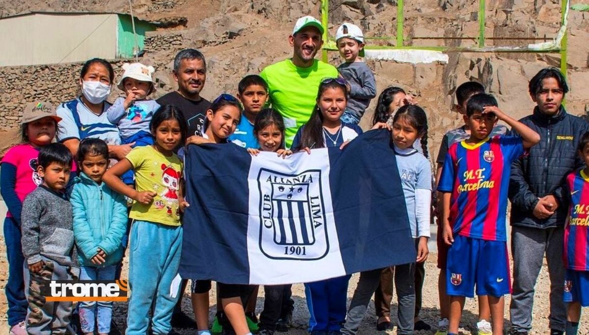 Hernán Barcos se emocionó cuando vecinos sacaron una vandera de Alianza Lima (Foto: AMA)