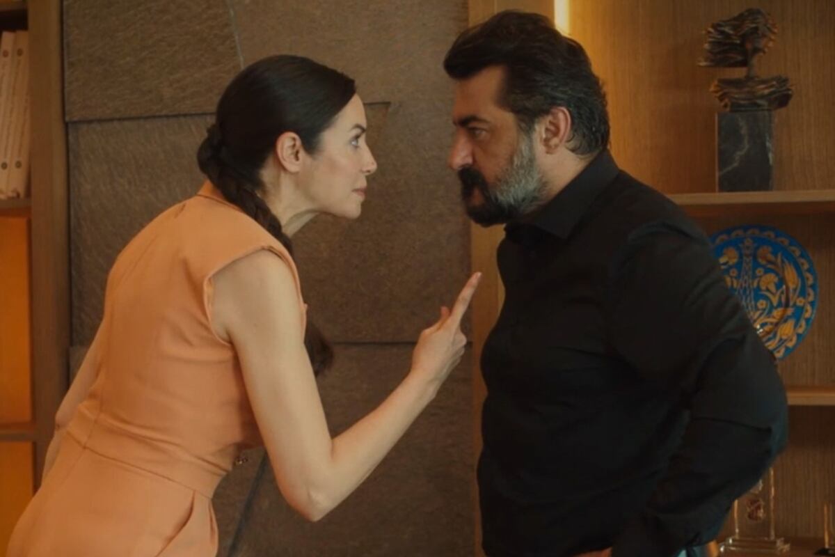 Suzan, de naranja, apuntando con un dedo a Akif (Foto: NGM Media)