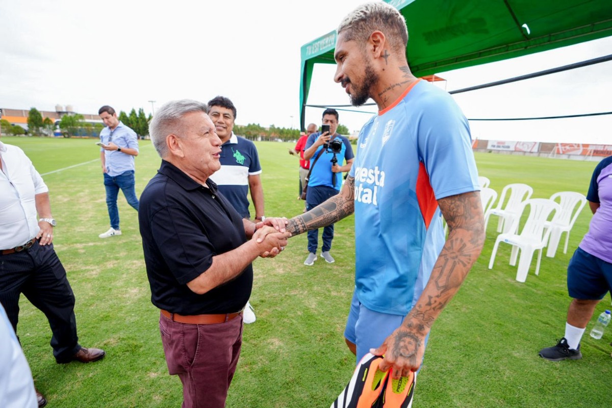 Paolo Guerrero y César Acuña en Trujillo