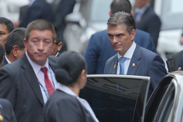 El presidente de Bolivia, Rodrigo Paz, llega para los actos oficiales de la transmisión de mando e investidura de la presidenta electa de Perú, Keiko Fujimori, este martes, en Lima (Perú). Foto: EFE/ John Reyes Mejia