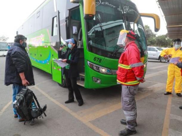 Todos los pasajeros del transporte interprovincial y urbano terrestre deben respetar las normas sobre uso de mascarilla (Foto: Andina)