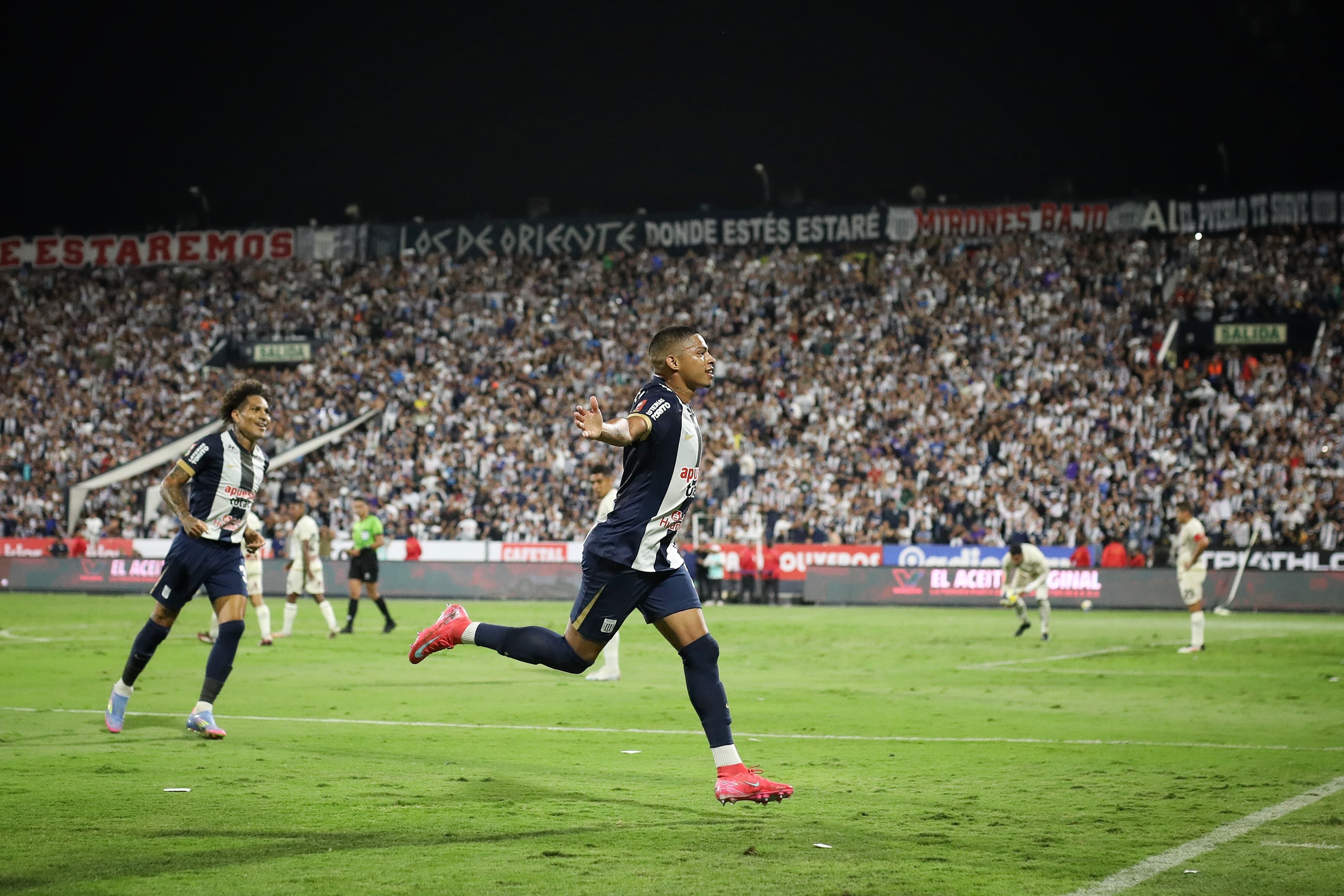 Kevin Quevedo anota para Alianza Lima, cuando tenía ya un jugador menos, en el primer tiempo. Foto: Antonio Melgarejo/ @photo.gec