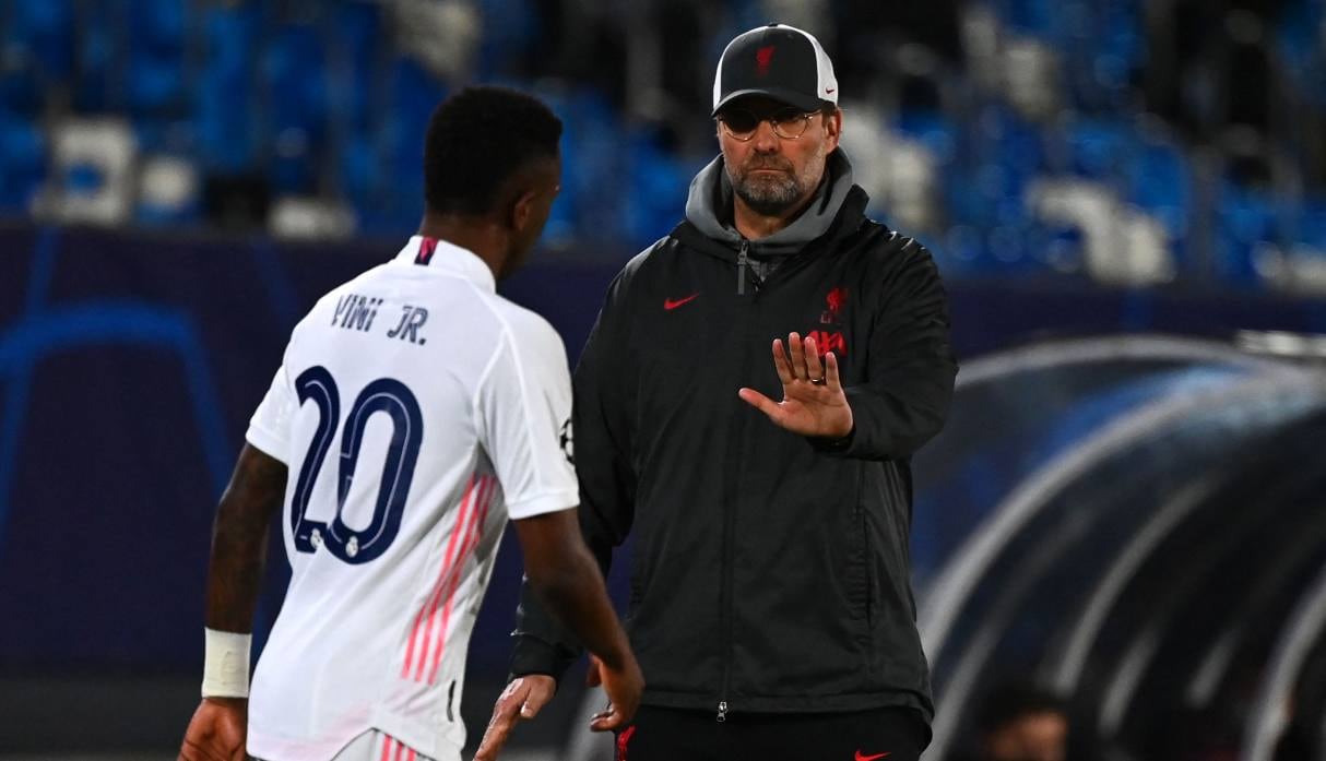 Jürgen Klopp se saluda con Vinícius Jr. (Foto: AFP)