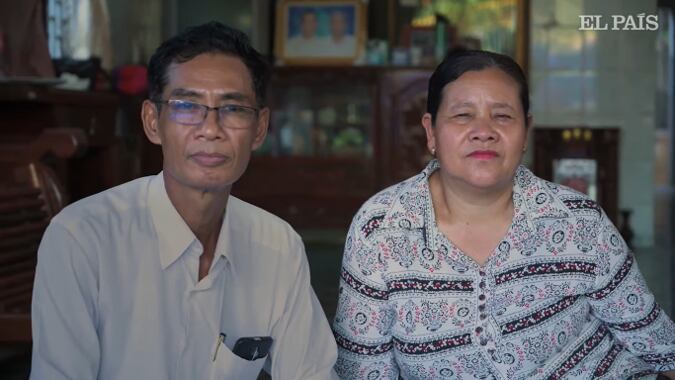 Chamroeun Ros y Yoeuth Yoeun son una pareja de refugiados camboyanos que se conocieron en Tailandia mientras hacían servicio médico en un hospital. (Foto: captura de video)