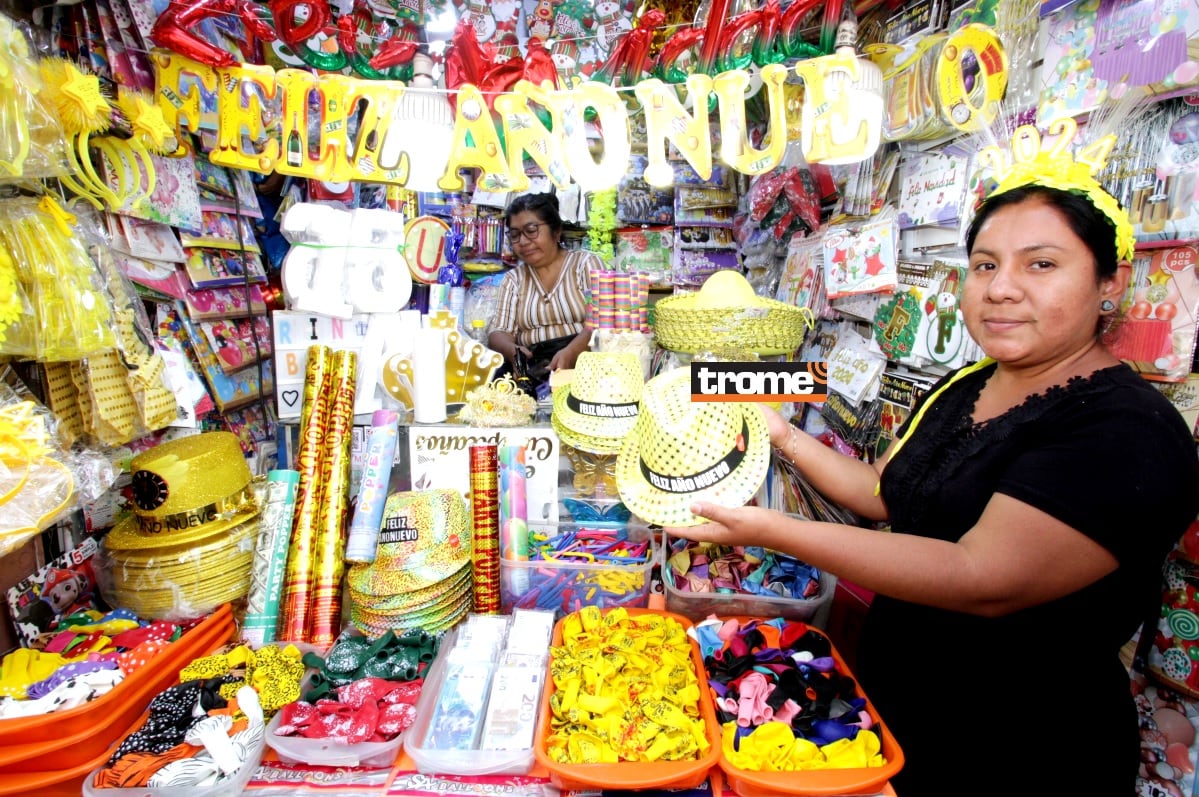 Los muñecos y piñatas de varios personajes del ambiente político, deportivo y del espectáculo están entre las más pedidas para despedir el 2023. (Isabel Medina / Foto: Alan Ramírez / Trome).