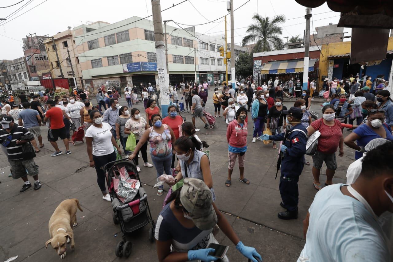 Hombres y mujeres realizan largas colas para ingresar al mercado Central, en el Callao. (Foto: César Campos/GEC)