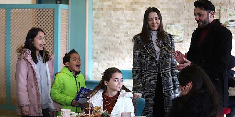 Elçin Zehra İrem, Berk Bakioğlu y Nisa Sofiya Aksongur protagonizan "Hicran: en busca de mi hija" (Foto: Inter Medya / Telemundo)