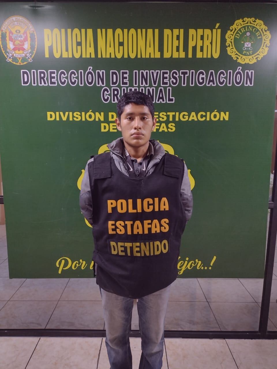 Postulante intervenido con audífonos inalámbricos (PNP)