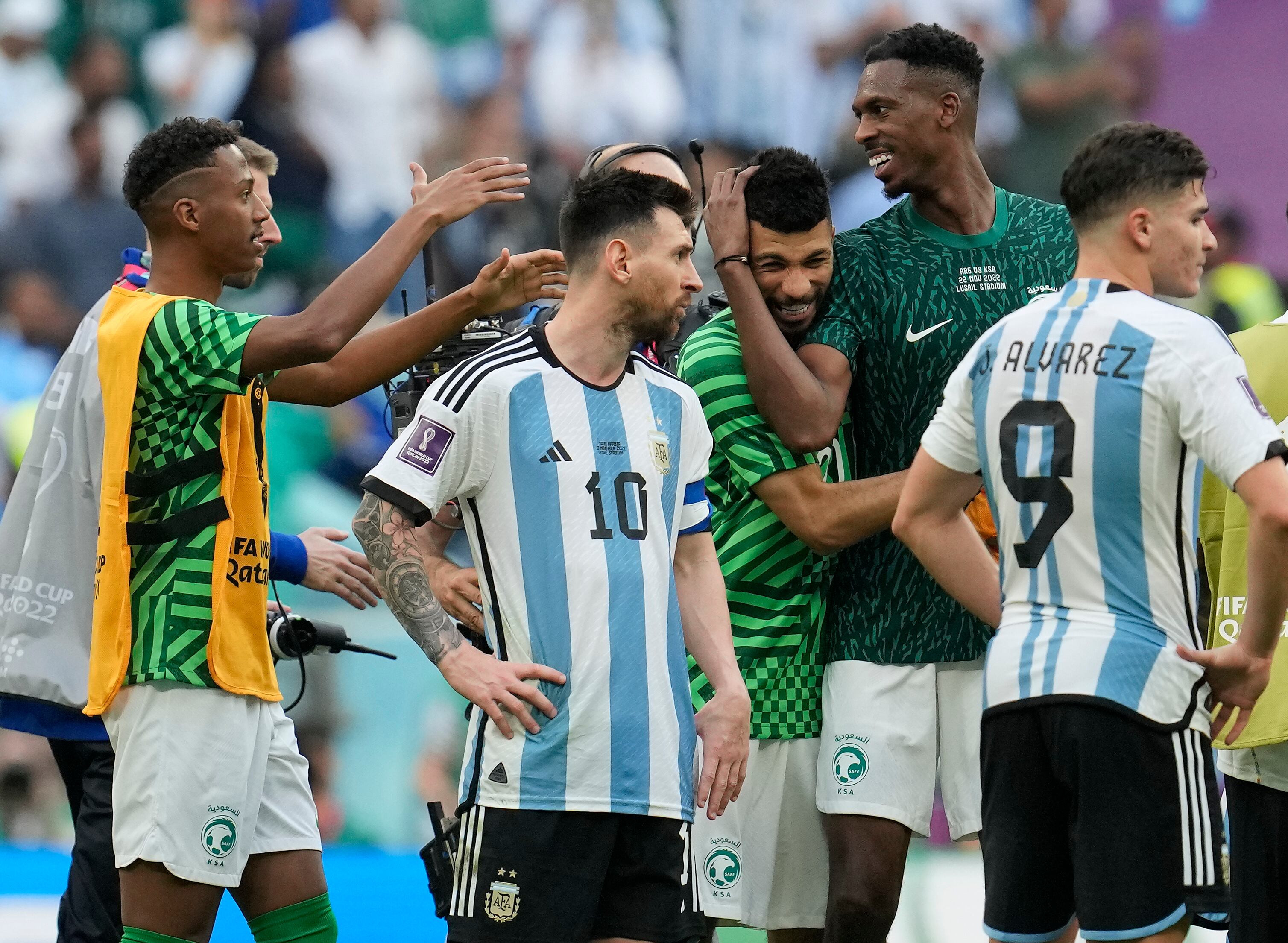 El contraste de la felicidad de los jugadores asiáticos y la desazón de los argentinos. (AP/Natacha Pisarenko)