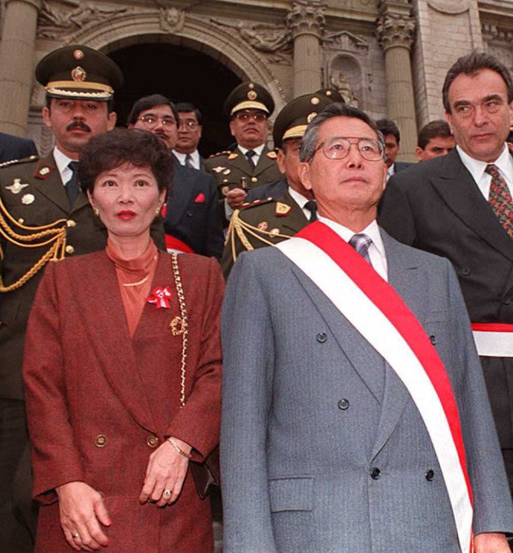 En esta foto de archivo del 28 Julio 1994 el presidente peruano Alberto Fujimori sale de la Catedral de Lima en compania de su esposa, Susana Higuchi en su ultima aparicion publica juntos. Un juez peruano dicto sentencia 16 Noviembre a favor del presidente Fujimori al declarar fundada su demanda de divorcio por injuria grave contra su esposa. El presidente peruano habia presentado una demanda de divorcio el pasado Julio.
AFP PHOTO/Marie HIPPENMEYER (Photo by MARIE HIPPENMEYER / ARCHIVO / AFP)