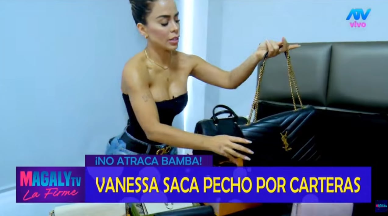 Vanessa López presume sus carteras originales.