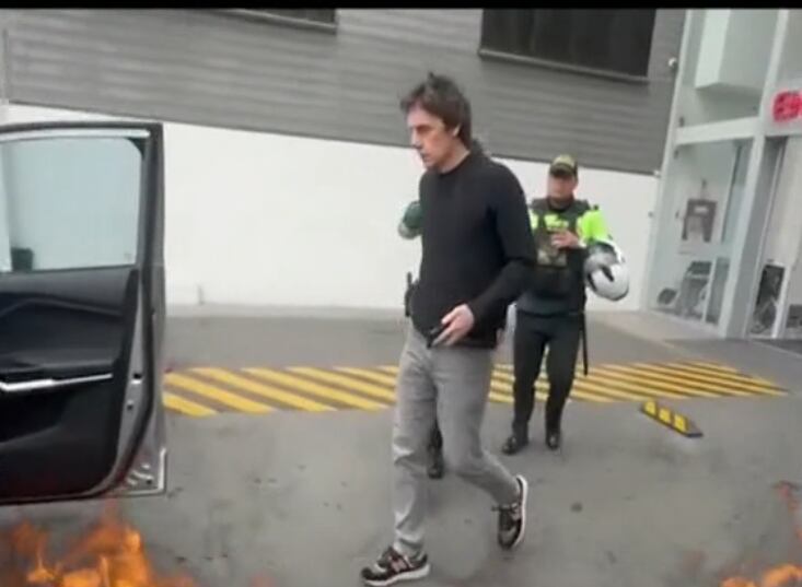 Productor Christian Rodríguez retirándose de la clínica tras supuesta agresión de Gustavo Salcedo.