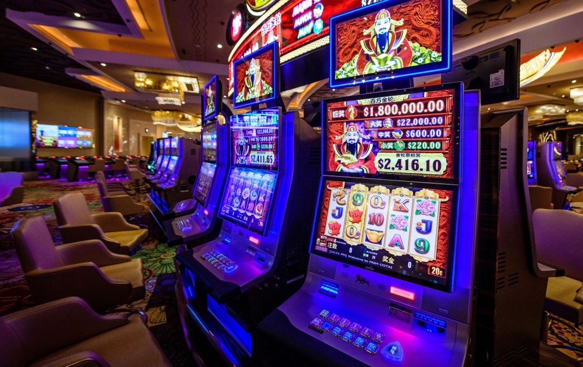 Muchos gastan todo su sueldo en los casinos. (Foto referencial, ANTHONY WALLACE / AFP).