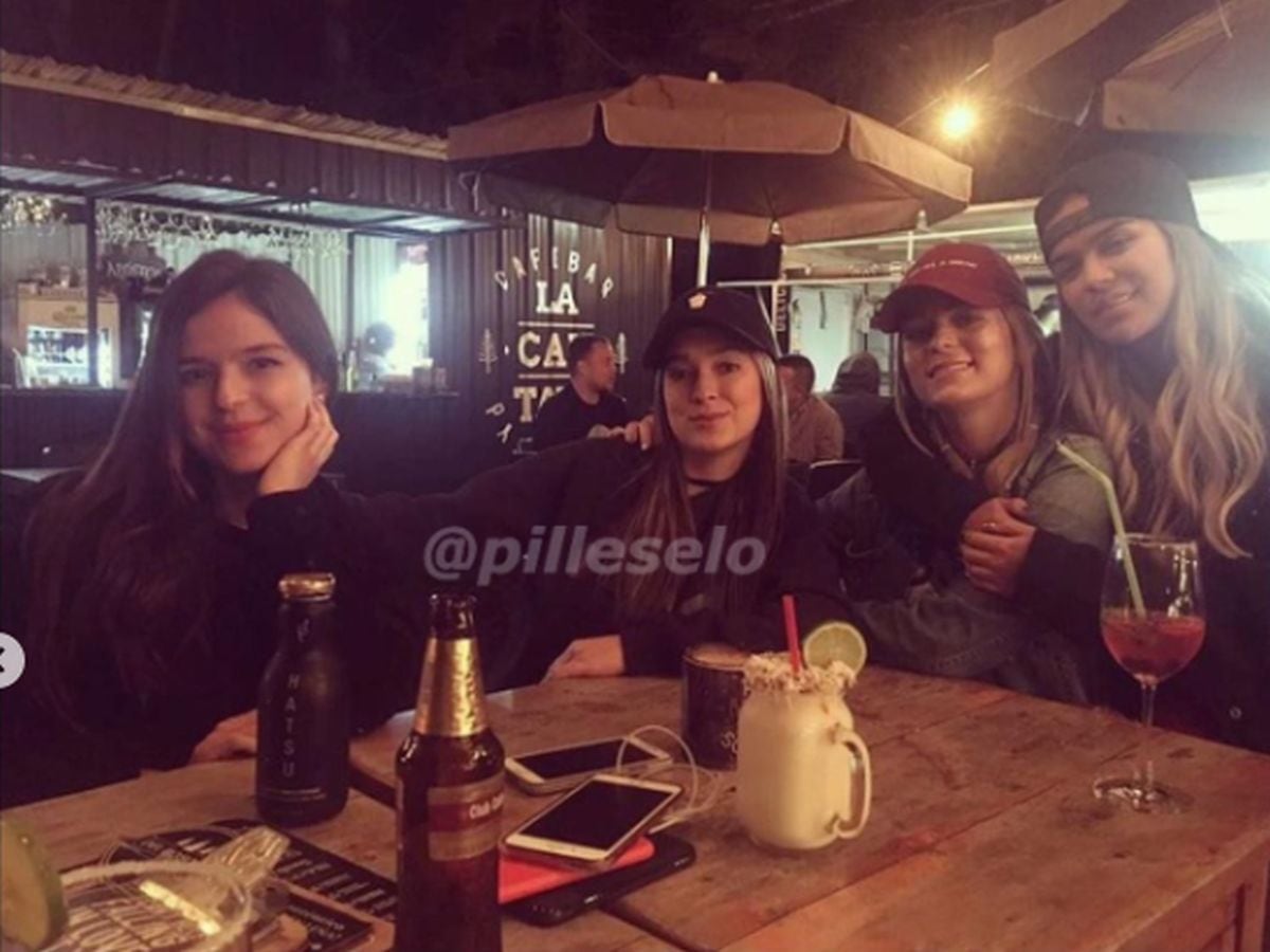 Karol G junto a sus tres hermanas (Foto: @piilleselo / Instagram)