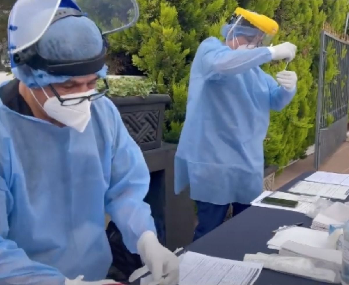 Los profesionales de la salud que hicieron las pruebas rápidas. (Foto: El Heraldo de México | Issa Vegas / Instagram)