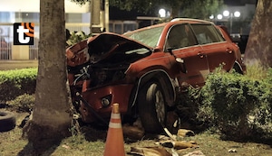 Chorrillos: hombre en aparente estado de ebriedad empotra su auto contra árbol de un parque