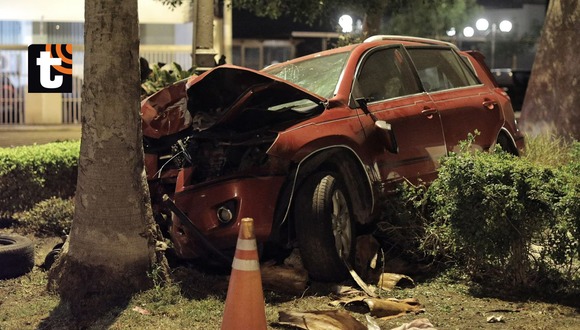 Auto pierde el control y termina empotrado contra el árbol de un parque