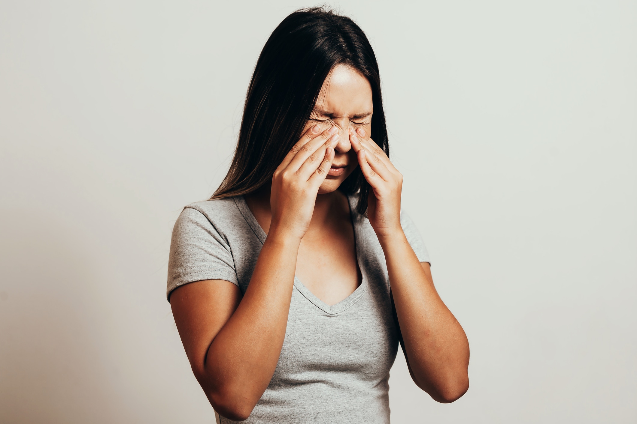 Se detecta mediante un examen llamado tonometría, que mide la presión ocular. Es rápido, no duele y puede prevenir complicaciones. Foto: Istock