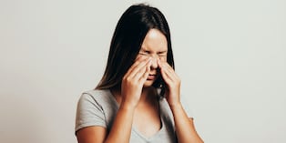 Se detecta mediante un examen llamado tonometría, que mide la presión ocular. Es rápido, no duele y puede prevenir complicaciones. Foto: Istock