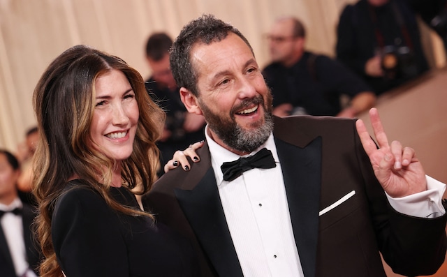 Adam Sandler y su esposa Jackie. Esta vez la elegancia distinguió a la estrella de El cantante de bodas. (Photo by Michael Tran / AFP)