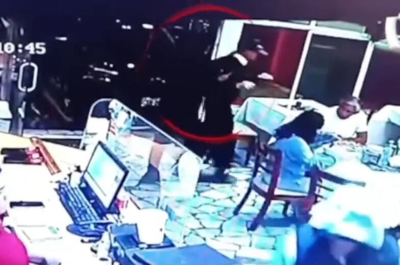 Uno de los delincuentes redujo a vigilante de chifa. (Captura 24 Horas)