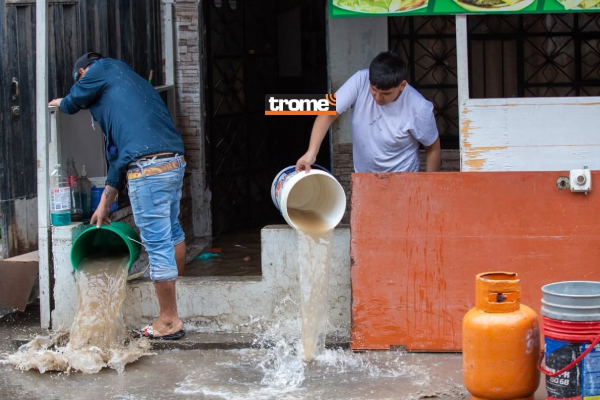 La llovizna que duró varias horas causó mayor afectación en vías y hogares de Villa El Salvador y Villa María del Triunfo. (Foto: Fernando Sangama / Trome).