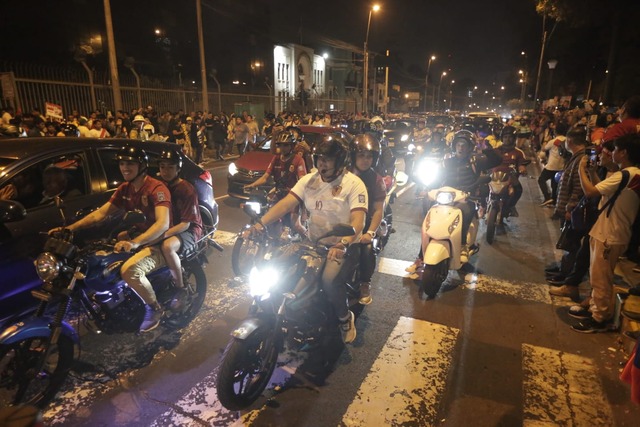 Caravana de motociclistas venezolanos recorren los alrededores del Estadio Nacional para alentar a la Vinotinto. Foto: Anthony Niño de Guzmán/ @photo.gec