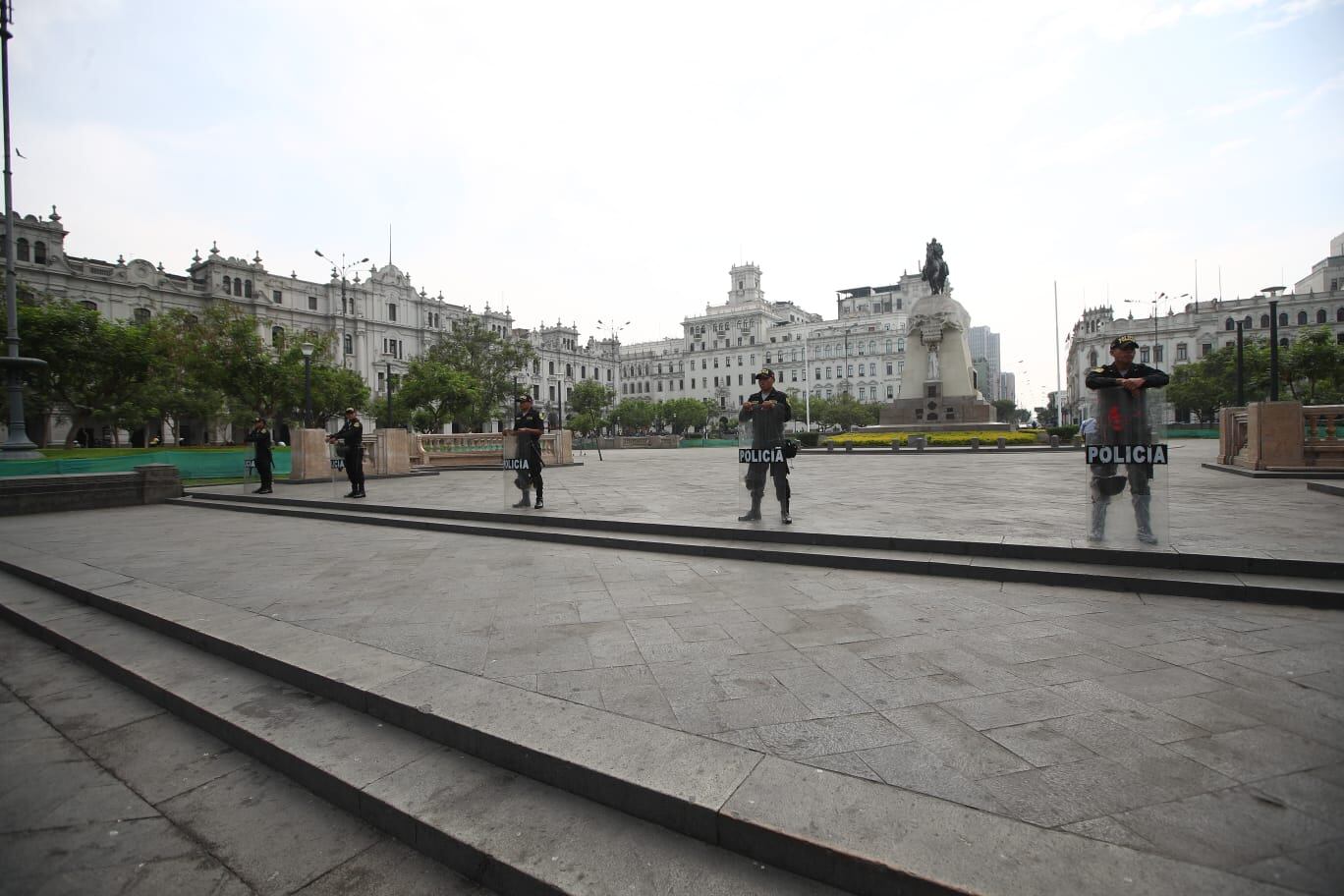 La Plaza San Martín permanece cerrada y resguardada desde anoche. Fotos: jorge.cerdan/@photo.gec