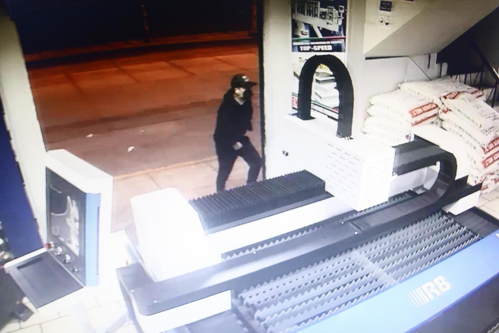 Momentos en que el delincuente armado ingresa.