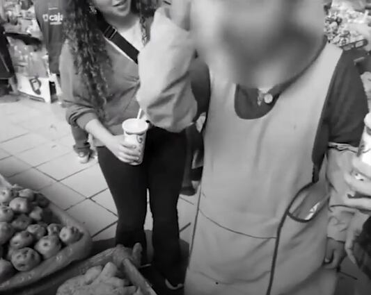 Giacomo Bocchio es increpado por vendedora en mercado de Arequipa por tocar producto de su puesto.
