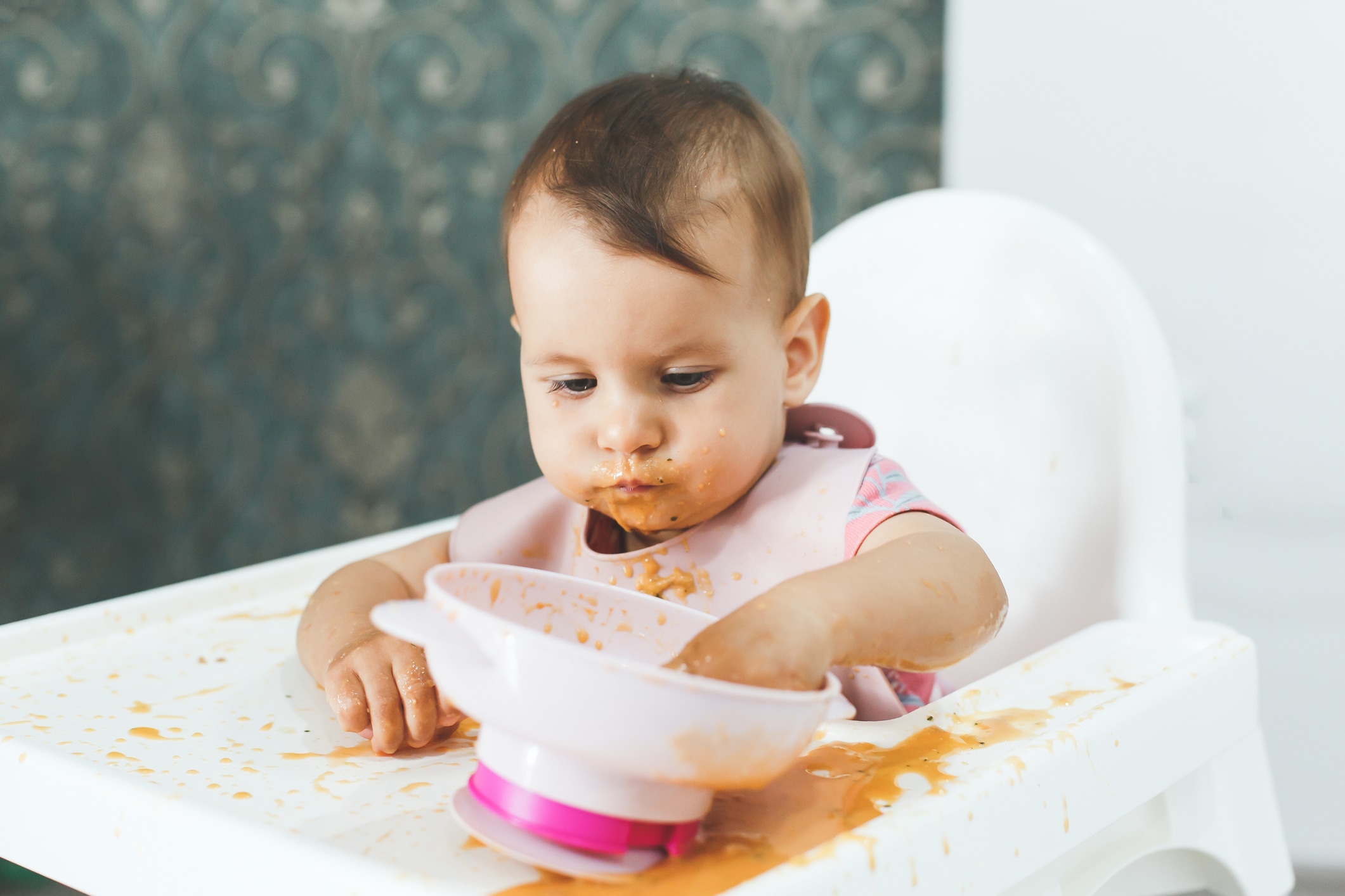 Deja que coma con las manos. Foto: ¡Stock