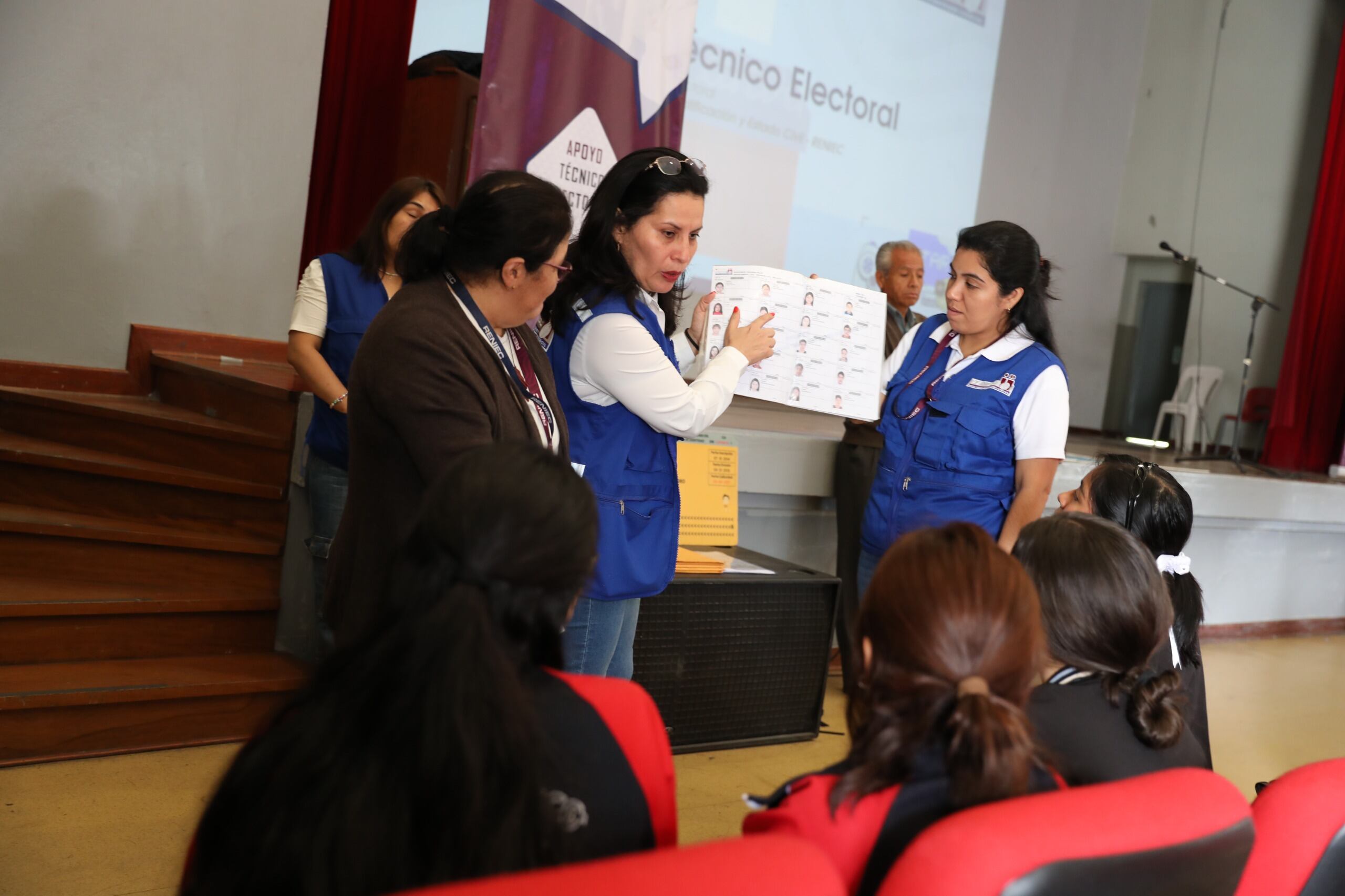 Personal del Reniec durante la campaña con los escolares de unos 83 colegios, para indicarles la importancia de actualizar los datos del DNI.