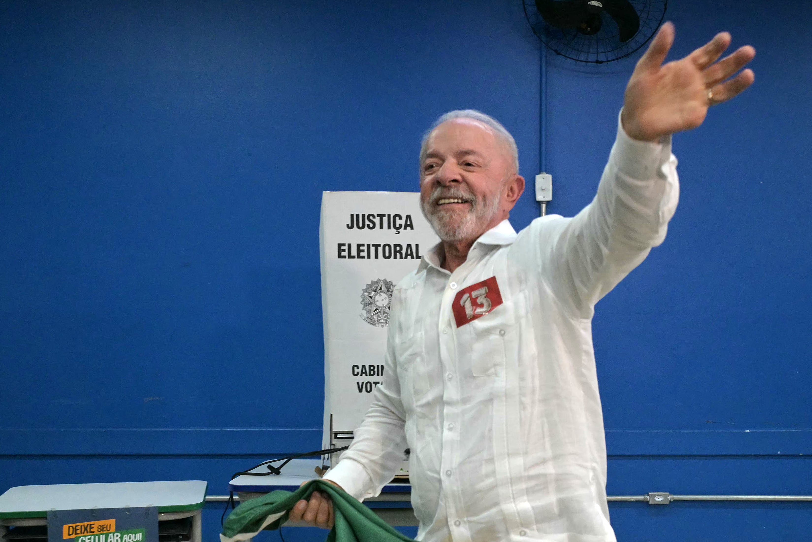 El presidente de Brasil y candidato a la reelección por el Partido de los Trabajadores (PT), Luiz Inácio Lula da Silva, saluda mientras vota el 25 de octubre del 2026. (Foto de NELSON ALMEIDA / AFP).