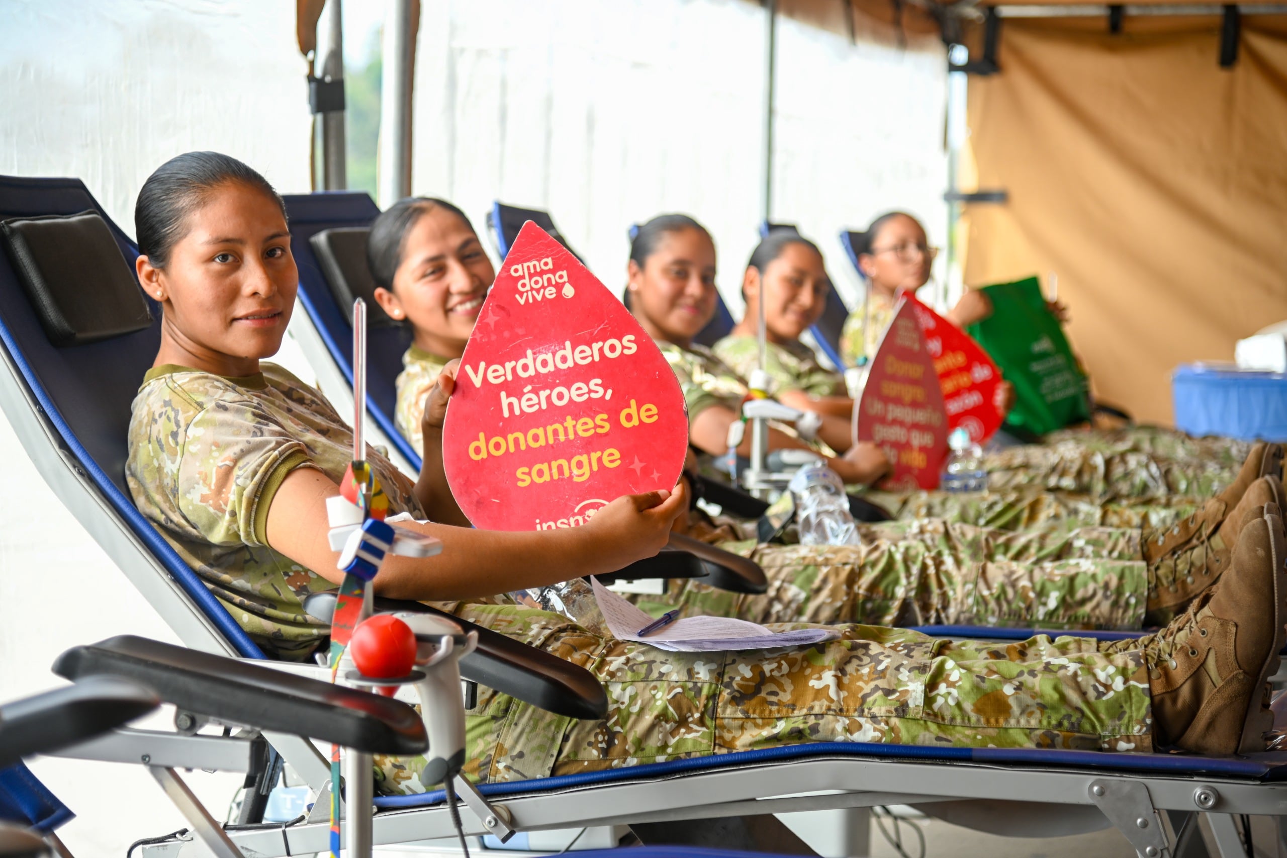 Miembros del Ejército se suman a campañas de donación de sangre.