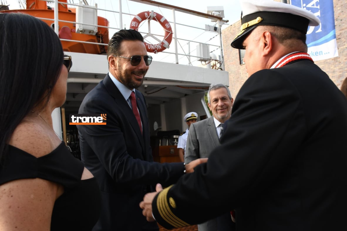 En su viaje de instrucción al extranjero, el gran buque escuela a vela de la Marina de Guerra del Perú llegó a Alemania, donde fue visitado por Claudio Pizarro. (I. Medina / Trome).
