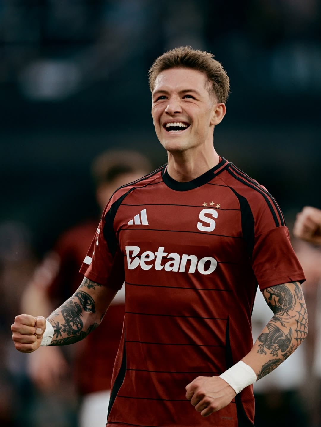 Oliver Sonne celebra su anotación con el Sparta Praga. (@acsparta_cz)