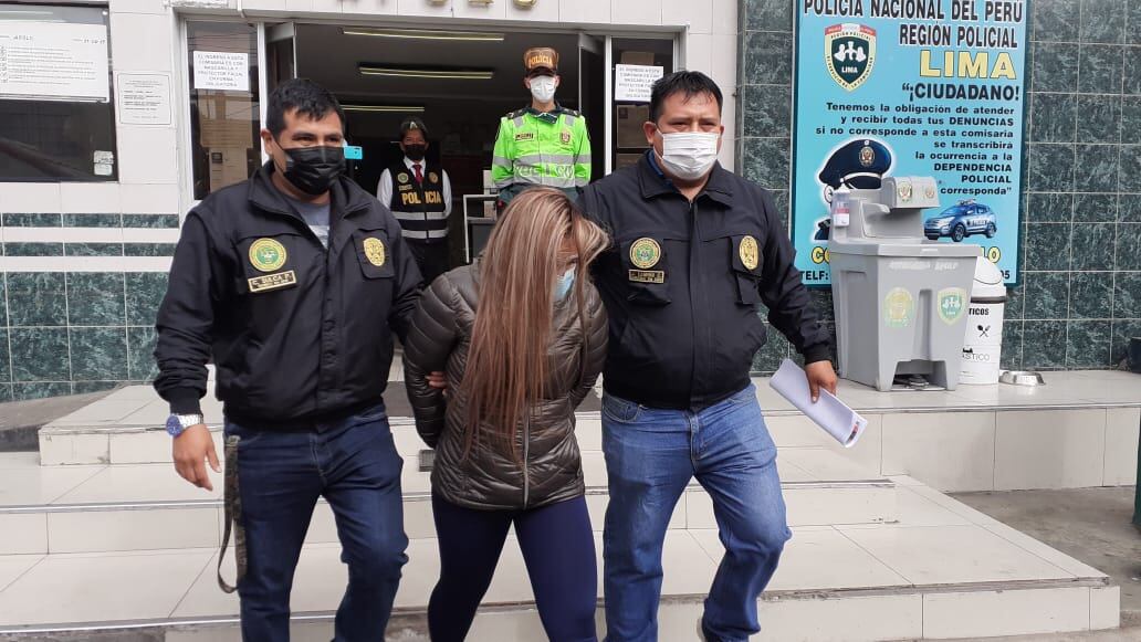 Policías de Inteligencia de la comisaría de Apolo intervinieron a Ingrid Bravo Abanto (35), e incautaron en su vivienda, en La Victoria, 24 cajas grandes de galletas Nutri H (para combatir la anemia), cuyo creador, Julio Garay, denunció que fue estafado por una banda de sujetos.