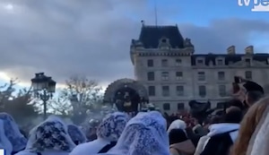 París se vistió de morado: así fue la procesión del Señor de los Milagros