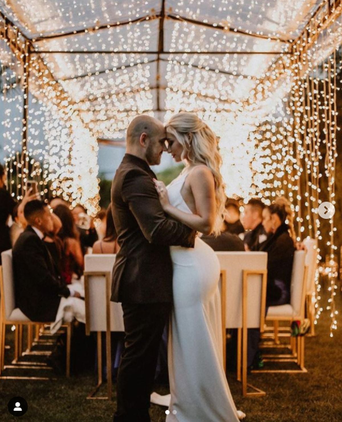 Los recién casados demostrándose mucho amor tras su unión. (Foto: Issa Vegas / Instagram)